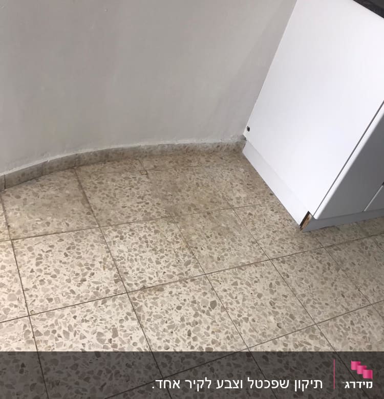 קיר צבוע בלבן ליד ארון מטבח לבן